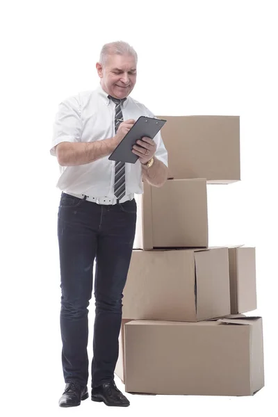 In volle groei. glimlachende man tekent voor een goede levering — Stockfoto