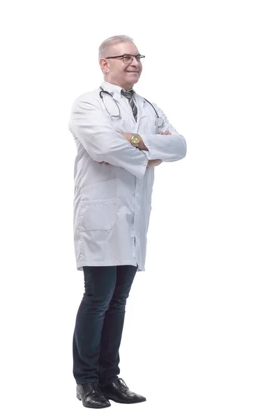 Вид сбоку. улыбающийся опытный врач смотрит вперед — стоковое фото