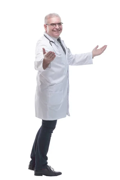 Vue latérale. médecin amical debout près de l'écran blanc. — Photo