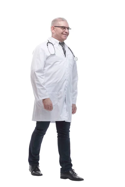 In full growth. the smiling doctor walks confidently forward — Stock Photo, Image