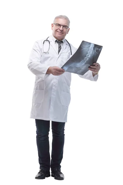 В полном росте. Улыбающийся мужчина-терапевт с рентгеном . — стоковое фото