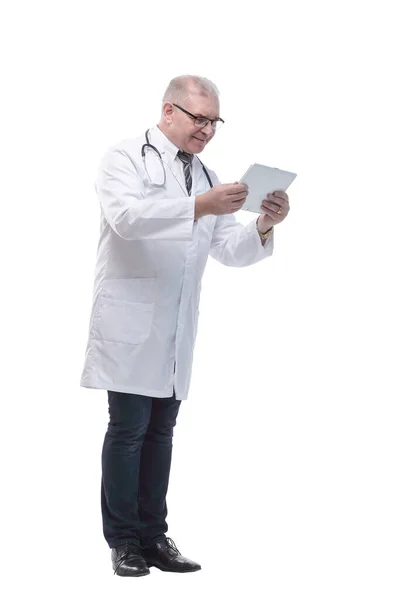 En pleno crecimiento. médico sonriente mirando la pantalla de una tableta digital —  Fotos de Stock