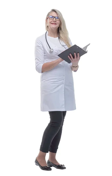 W pełnym wzroście. kobieta lekarz czyta dokumentację medyczną. — Zdjęcie stockowe