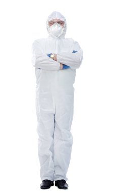 Tam boy. Biyolojik koruyucu kıyafetli ciddi bir doktor..