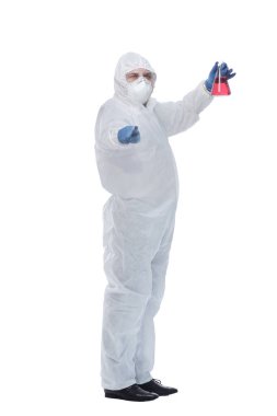 Yan görünüş. Biyolojik koruyucu kıyafetli bir doktor bir şişe sıvıya bakıyor.