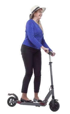 Uzunluk. Elektrikli scooterlı, gülümseyen yaşlı bayan.