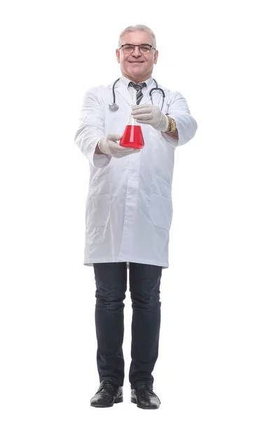 Em pleno crescimento. um médico sorridente com um frasco de laboratório — Fotografia de Stock