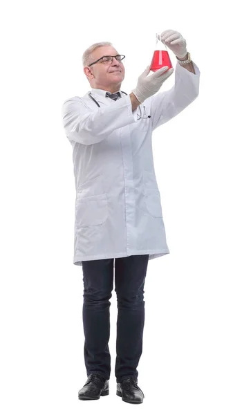 W pełnym wzroście. uśmiechnięty lekarz z kolbą laboratoryjną — Zdjęcie stockowe