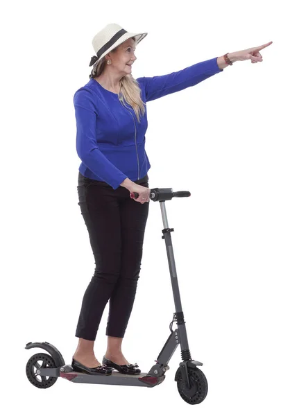 Szczęśliwy starsza pani z elektrycznym skuter wskazując na biały pusty ekran — Zdjęcie stockowe