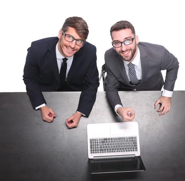 위에서 본 모습. 사무실 직원들이 열린 노트북 앞에 앉아 웃고 있는 모습 — 스톡 사진