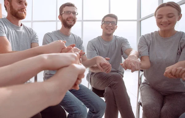 De cerca. un equipo de jóvenes apoyándose mutuamente — Foto de Stock