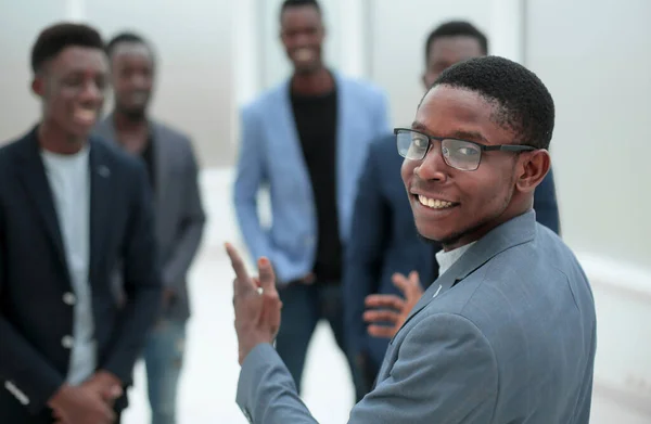 Jonge zakenman wijzend naar zijn business team — Stockfoto