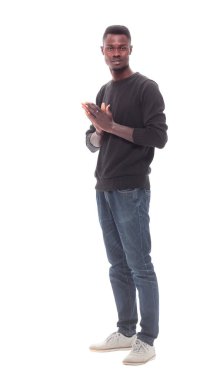 Ciddi bir adam kameraya bakıyor. beyaz üzerine izole