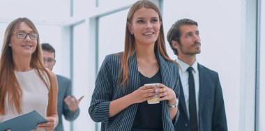 İş adamları mesai saatleri boyunca ofis koridorlarında geziyorlar.