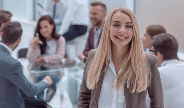 Fecha. sorrindo jovem empregado de pé no escritório — Fotografia de Stock