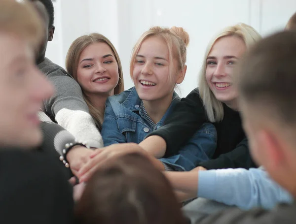 Doe dicht. een groep jongeren die hun handpalmen samenvoegen in een stapel — Stockfoto