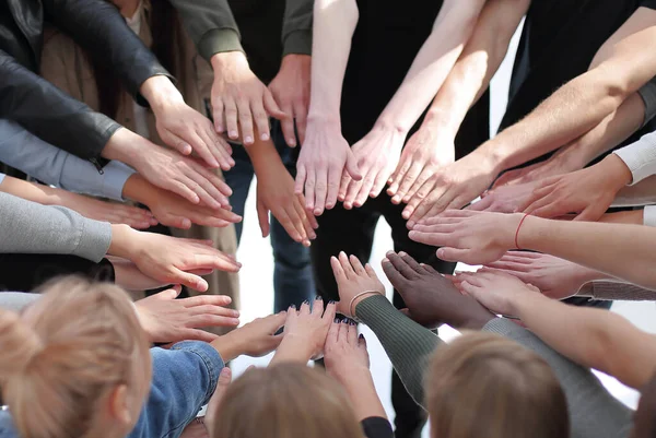 Grupo de personas diversas que unen sus manos en un círculo. — Foto de Stock