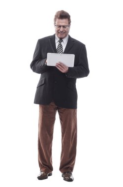 Dijital tabletli mutlu bir iş adamı. bir beyaz üzerinde izole