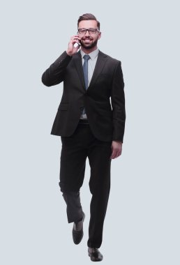 Modern iş adamı cep telefonuyla konuşuyor. beyaz üzerine izole