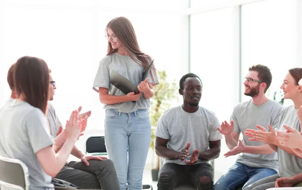 Grupo de discusión de los jóvenes aplaudiendo al orador — Foto de Stock