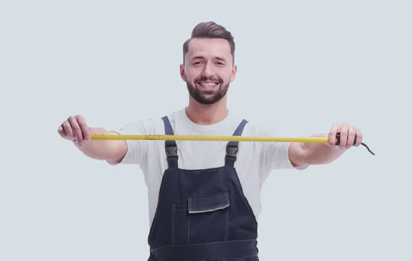 Em pleno crescimento. sorrindo homem com fita métrica de construção — Fotografia de Stock