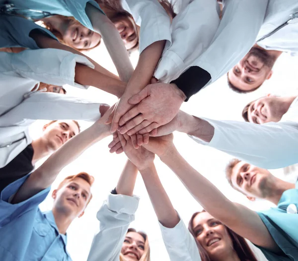 Ansicht von unten. eine Gruppe medizinischer Kollegen, die ihre Hände zusammenlegen. — Stockfoto