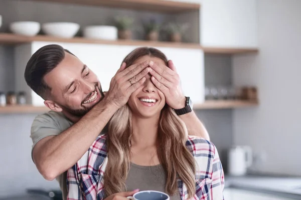 Hombre feliz bromeando con su novia en la cocina por la mañana — Foto de Stock