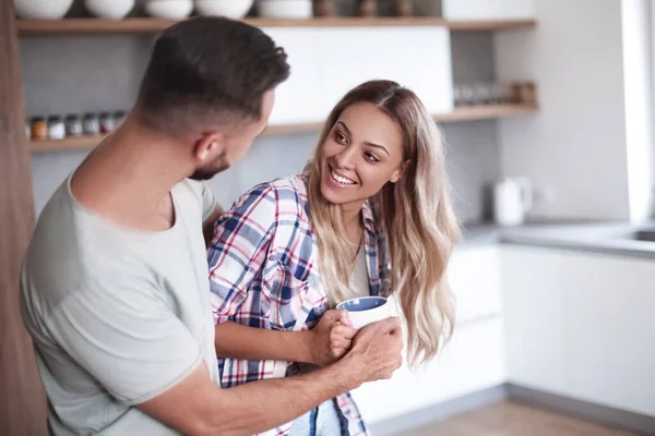 Feliz pareja joven en la cocina en buen tiempo de la mañana —  Fotos de Stock