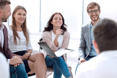 Kapat. Bir grup genç iş adamı fikirlerini tartışıyor..