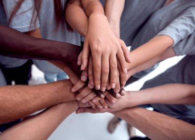 Kapat. Birliklerini gösteren bir grup genç.