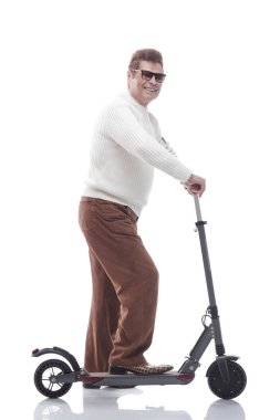 Tam gelişim. Elektrikli scooterlı sıradan bir yetişkin erkek..