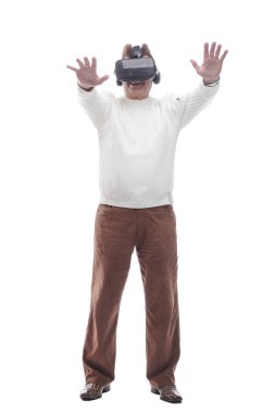 Gülümseyen adam sanal gerçeklik gözlüklerinden bakıyor. bir beyaz üzerinde izole