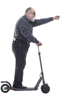Elektrikli scooter 'ın üzerinde duran yaşlı bir adam. bir beyaz üzerinde izole