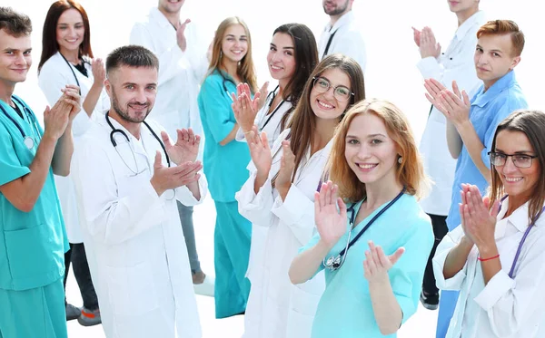 Pohled shora. skupina usmívajících se doktorů ukazujících na vás. — Stock fotografie