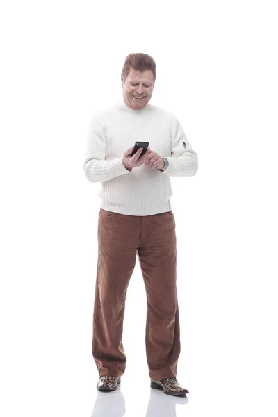 Повна довжина. усміхнений чоловік читає повідомлення на своєму смартфоні — стокове фото