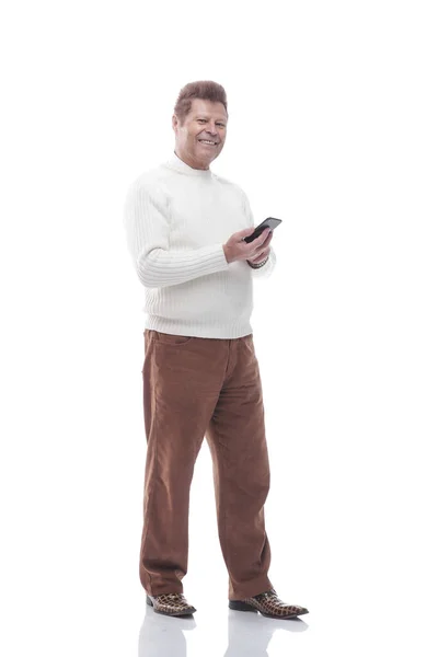 Comprimento total. sorrindo homem lendo uma mensagem em seu smartphone — Fotografia de Stock