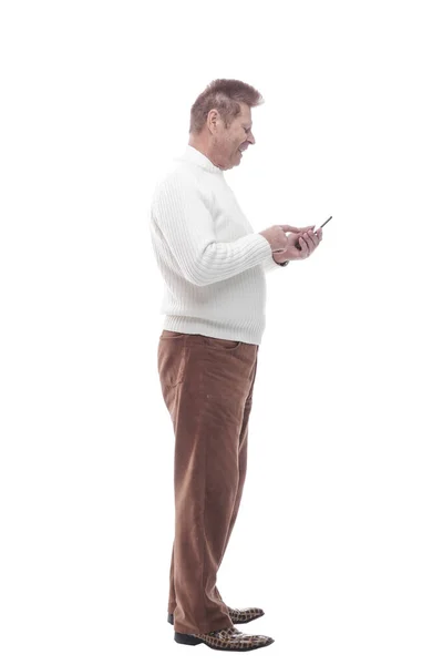 Homem casual lendo a correspondência em seu telefone inteligente — Fotografia de Stock