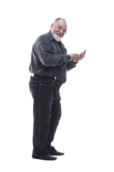 Χαμογελαστός ηλικιωμένος άντρας δακτυλογραφεί στο smartphone του απομονωμένος σε λευκό — Φωτογραφία Αρχείου