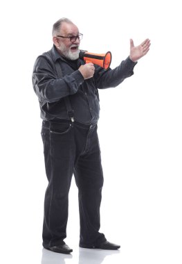 Elinde megafon olan yetişkin sakallı bir adam. bir beyaz üzerinde izole