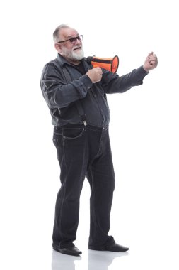Elinde megafon olan yetişkin sakallı bir adam. bir beyaz üzerinde izole