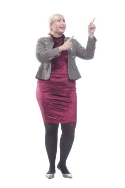 Genç bir kadın doğru yönü işaret ediyor. bir beyaz üzerinde izole