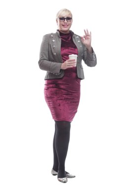 Kahvesini yudumlayan sıradan bir genç kadın..