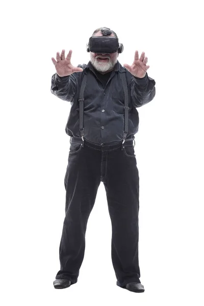Hombre adulto moderno en un casco de realidad virtual. aislado en un blanco — Foto de Stock