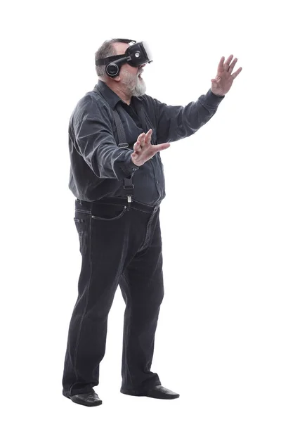 Hombre adulto moderno en un casco de realidad virtual. aislado en un blanco — Foto de Stock
