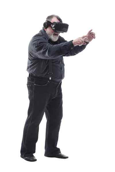 Hombre adulto moderno en un casco de realidad virtual. aislado en un blanco — Foto de Stock