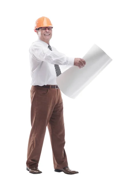 Architekt mit Schutzhelm beim Lesen einer Zeichnung. isoliert auf einem weißen — Stockfoto