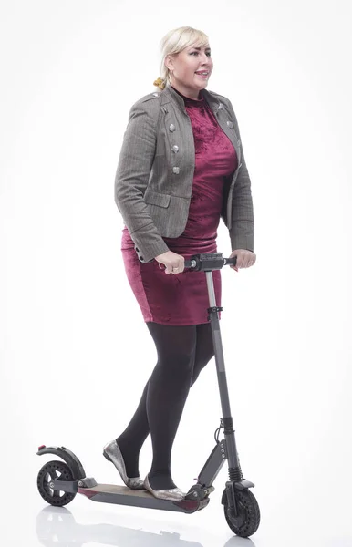 Elektrikli scooterlı, mutlu, çekici bir kadın. bir beyaz üzerinde izole — Stok fotoğraf