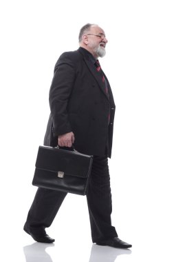 Elinde evrak çantası olan bir iş adamı öne doğru yürüyordu. bir beyaz üzerinde izole