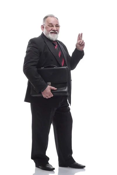 Un hombre de negocios sonriente con un maletín de cuero. aislado en un blanco — Foto de Stock