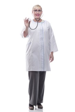 Tam gelişim. Gülümseyen bayan doktor steteskopunu gösteriyor..